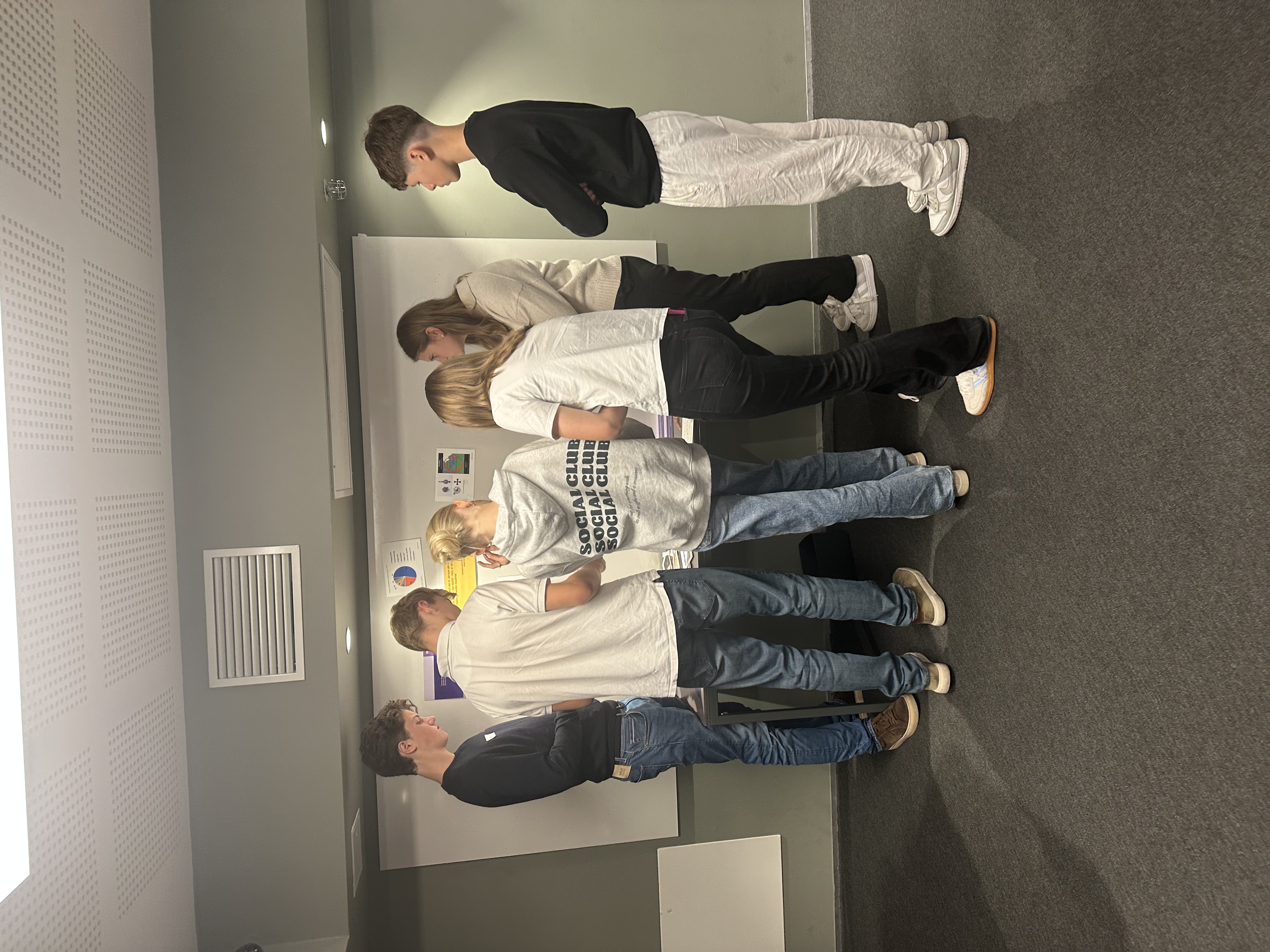 en gruppe mennesker som står i et rom