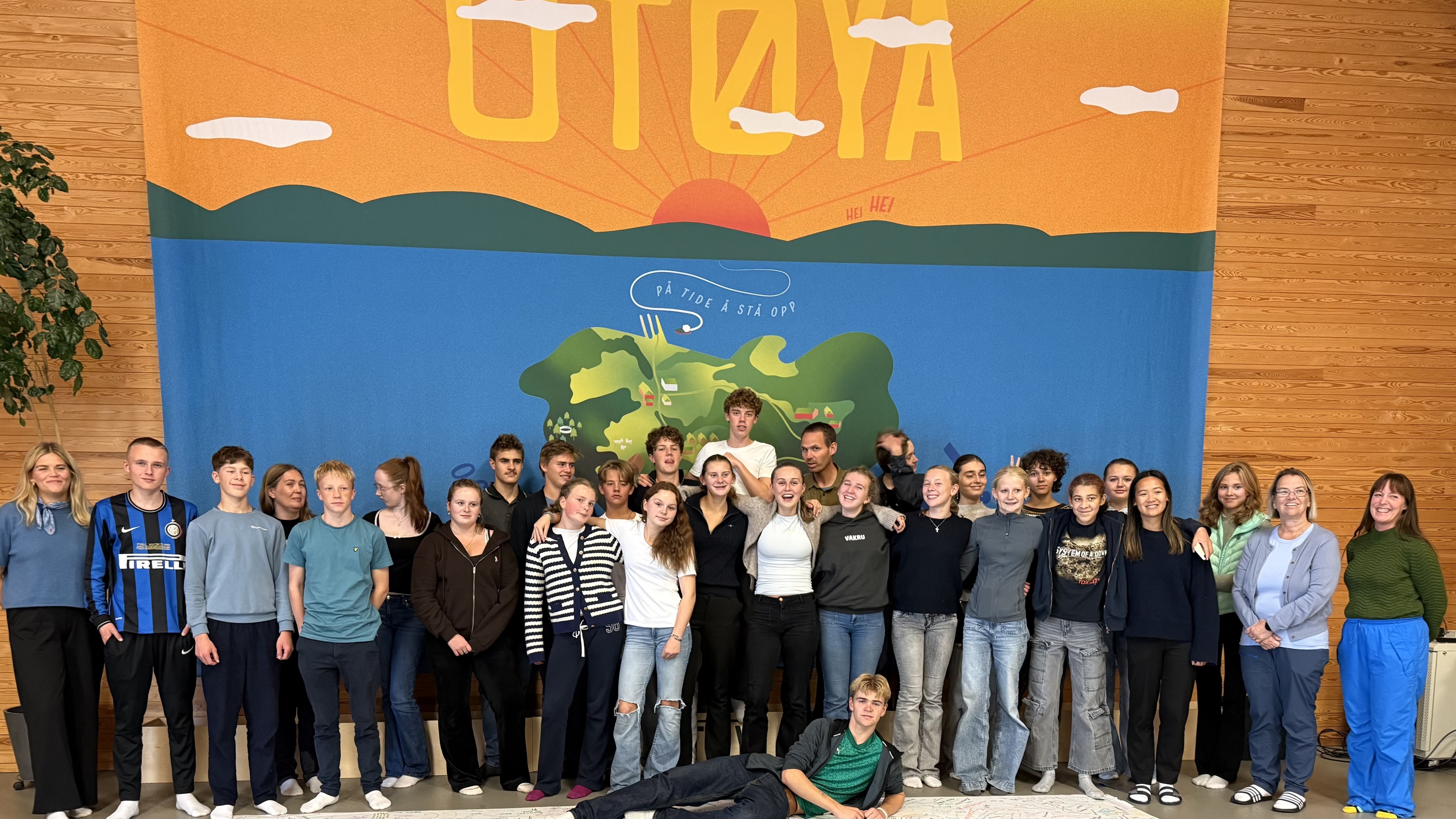 en gruppe ungdom foran fane Utøya