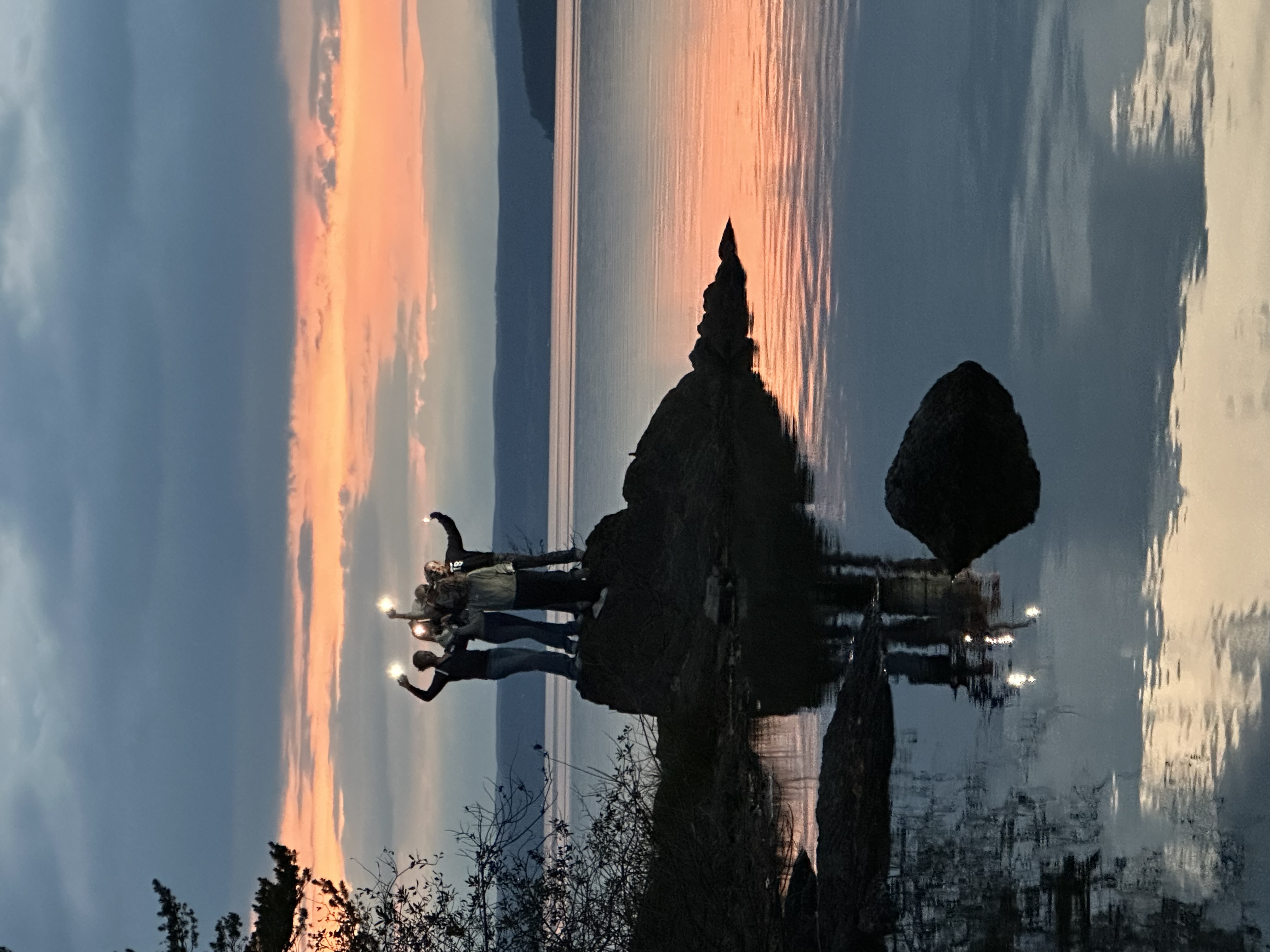 en gruppe mennesker som står på en stein i vannet