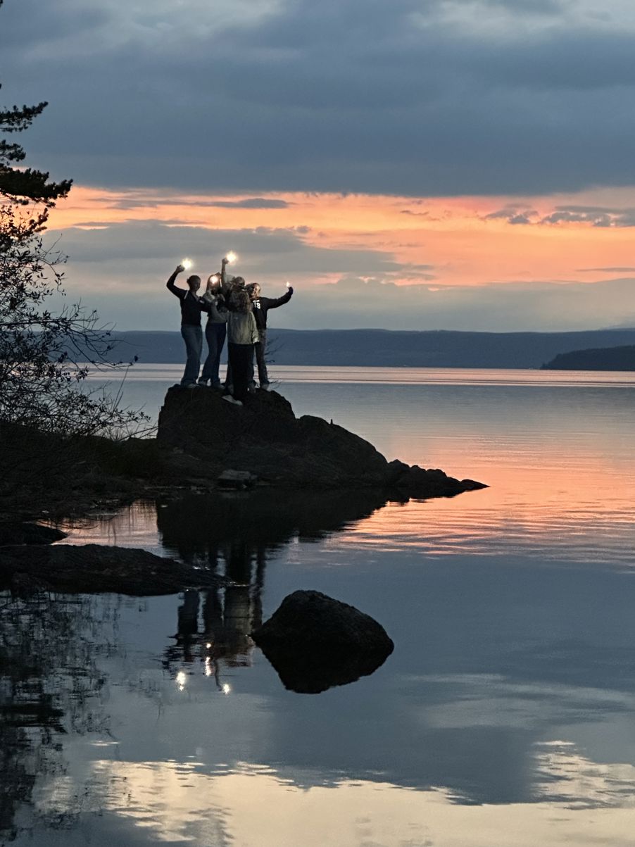 en gruppe mennesker som står på en stein i vannet en gruppe mennesker som står på en stein i vannet