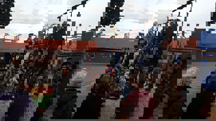 Ansatte fotograferes i lekestative