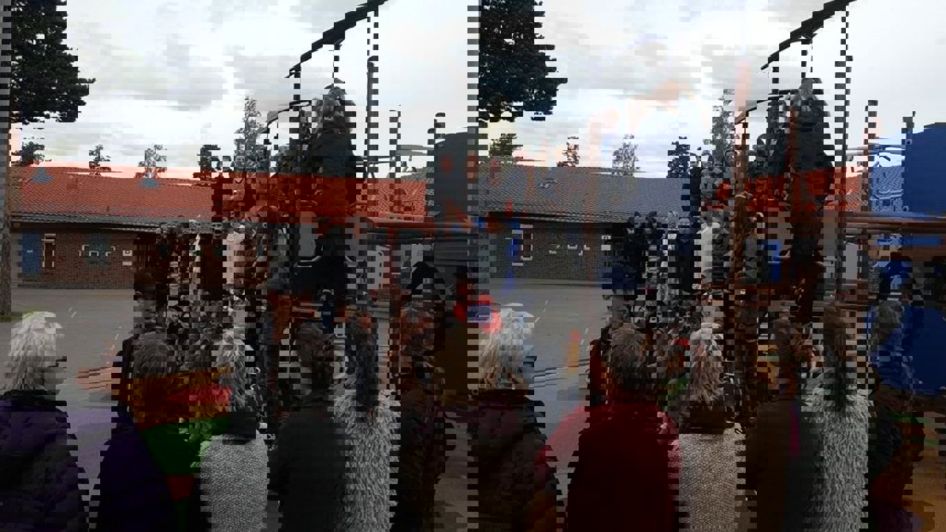 Foto: Ansatte fotograferes i lekestative Ansatte fotograferes i lekestative